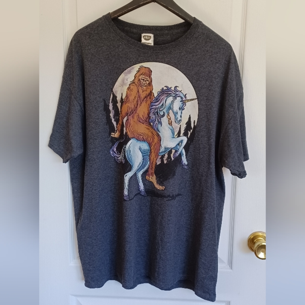 LOST GODS BY FIFTH SUN BIGFOOT RIDING A UNICORN IN THE MOONLIGHT T-SHIRT XL